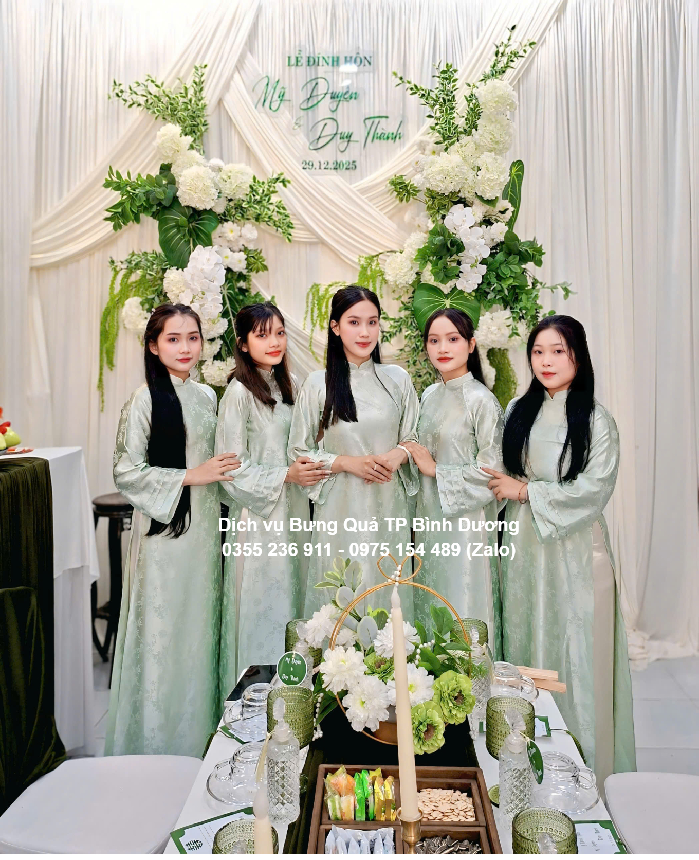 Đội ngũ YDao trong trang phục áo dài truyền thống